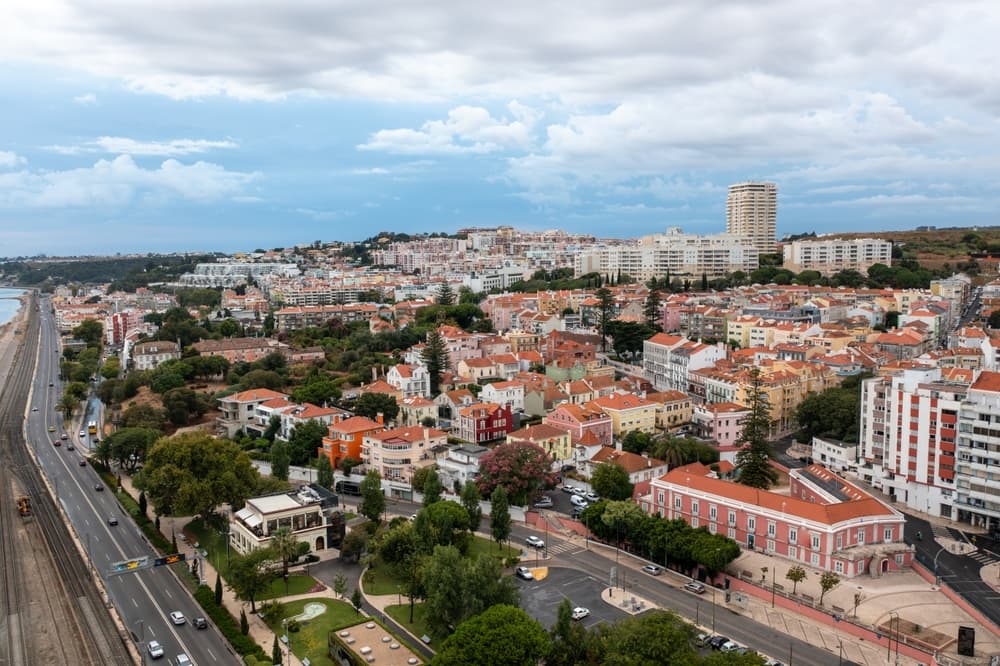 Aerial view of the neighborhood and traffic, Algés