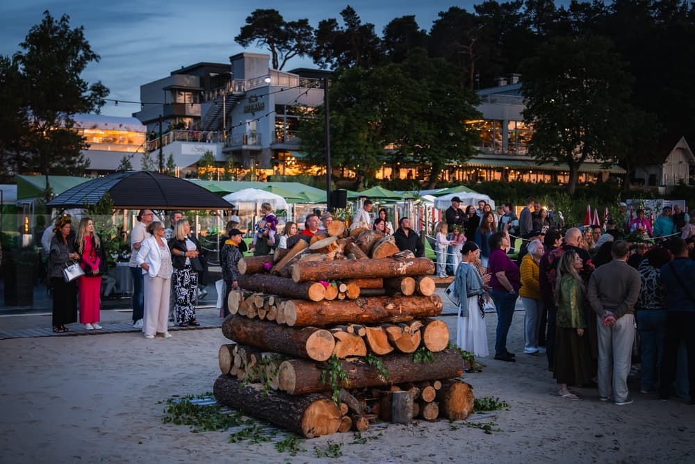 Corwd gathers for midsummer Liga celebration, Jūrmala