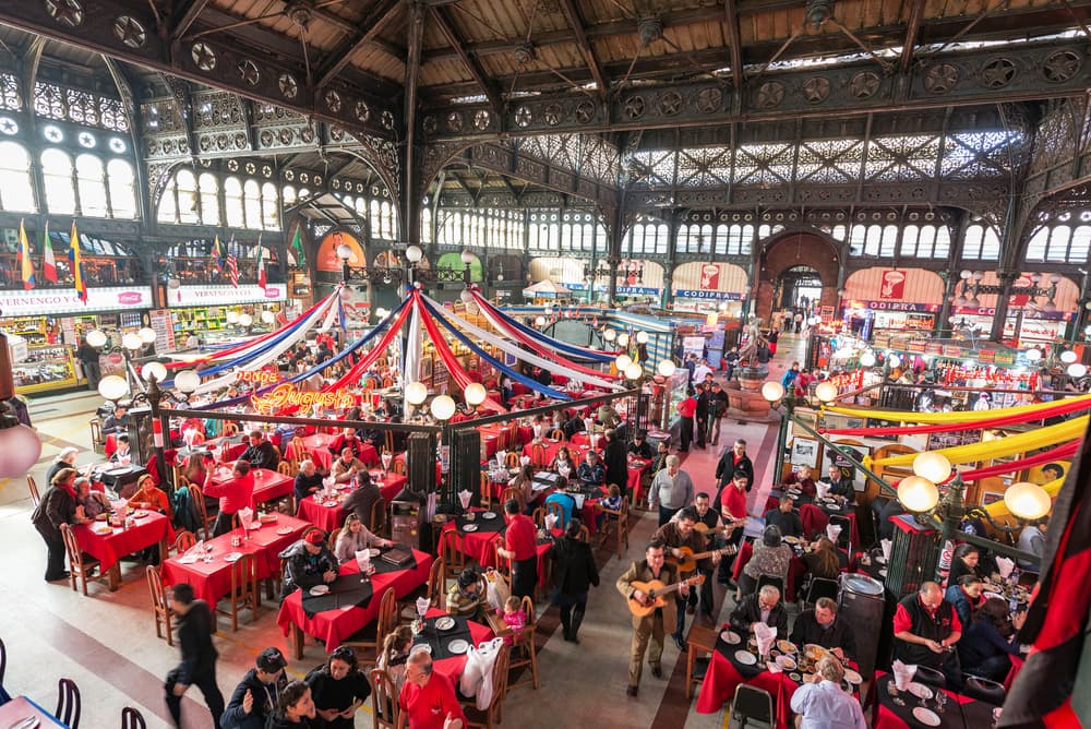 Broad market serves thousands of people, Santiago