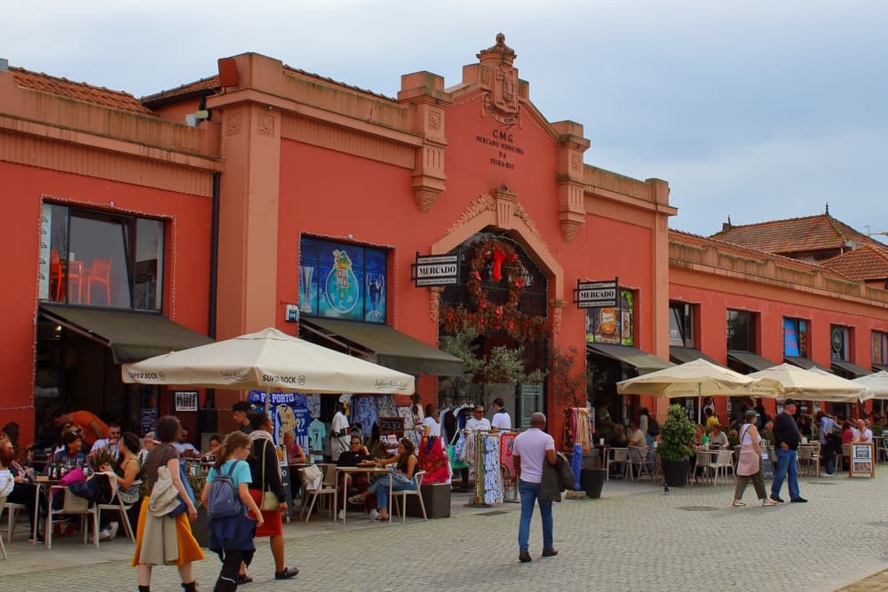 Busy exterior of Beira Rio market, Vila Nova de Gaia