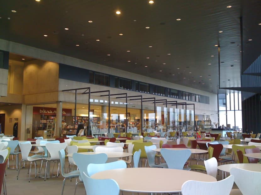 Tables and chairs in Háskólatorg, the student center at the University of Iceland