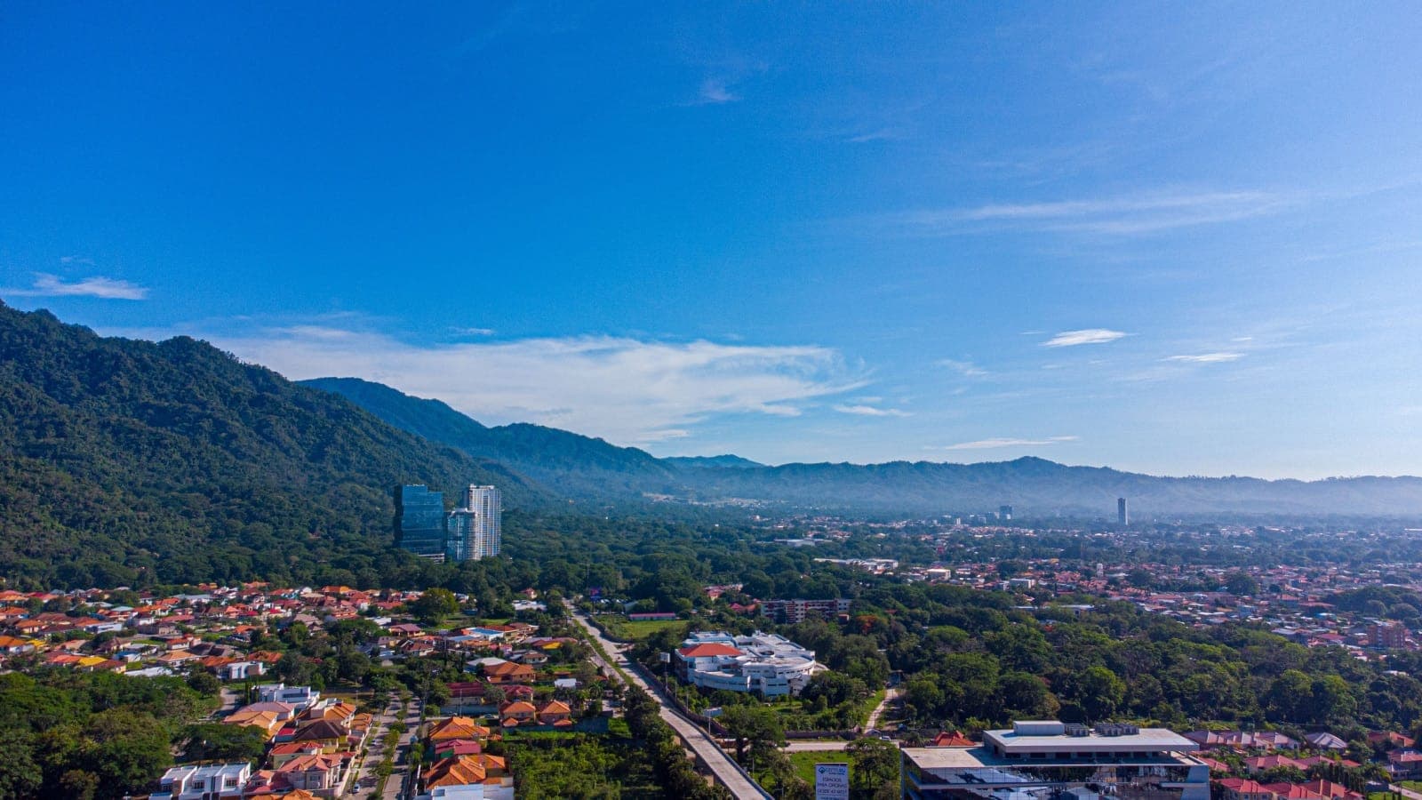 There's no Honduran work visa to get in the U.S. Your employer files for a stay permit after you land.