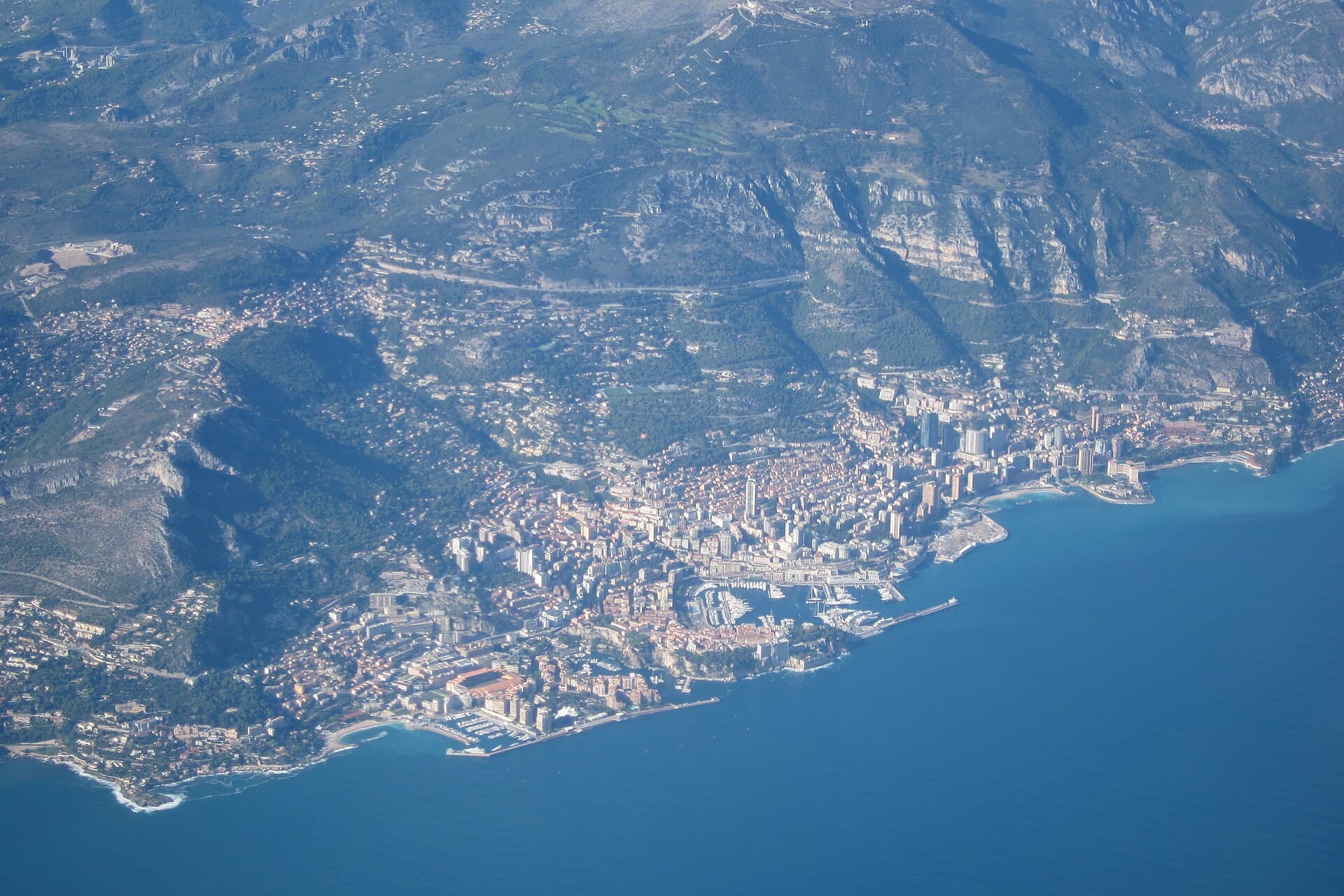 Working in Monaco: the job offer comes before the residence card