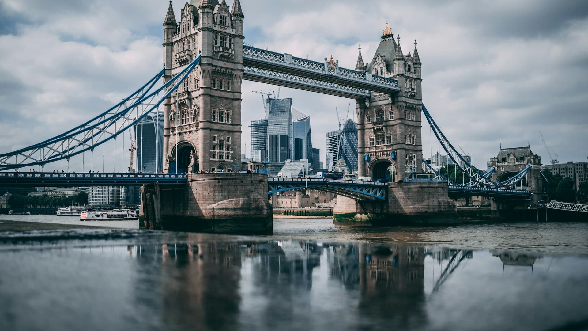 Britain's work visa sets the pay bar above the typical British salary
