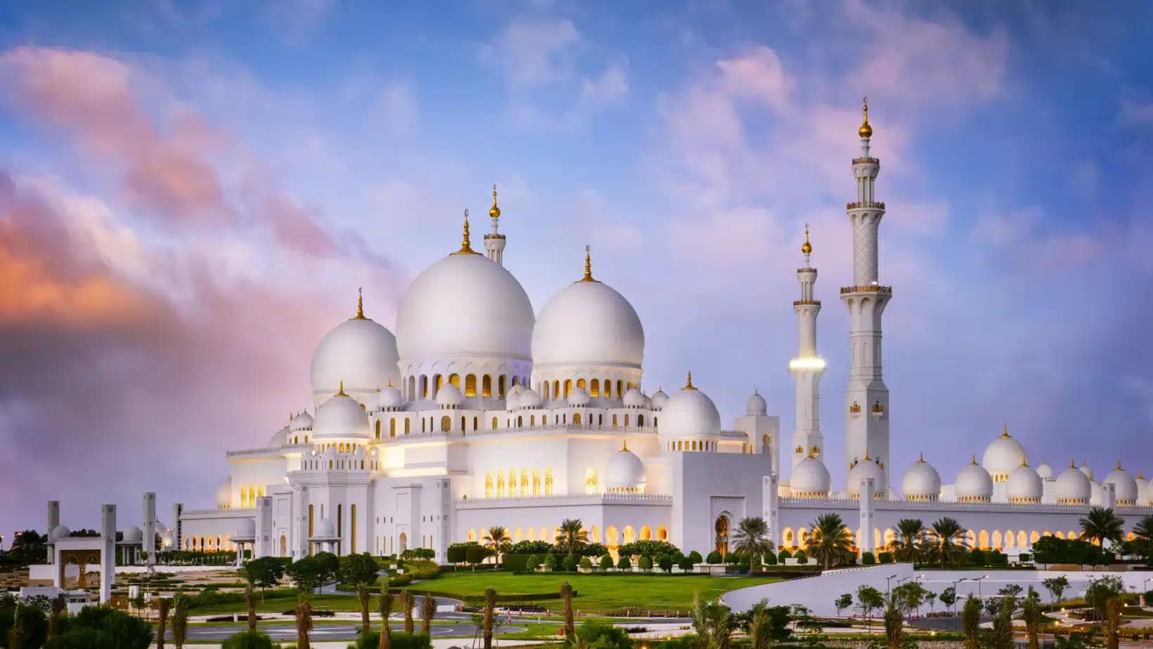Sheikh Zayed Grand Mosque in Abu Dhabi at sunset