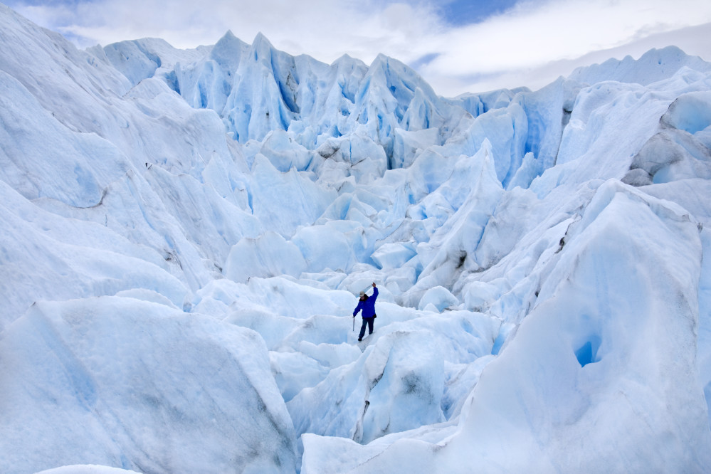 climbing-on-the-perito-moreno-glacier-in-patagonia-southern-chile-south-america_t20_yvZ6wp