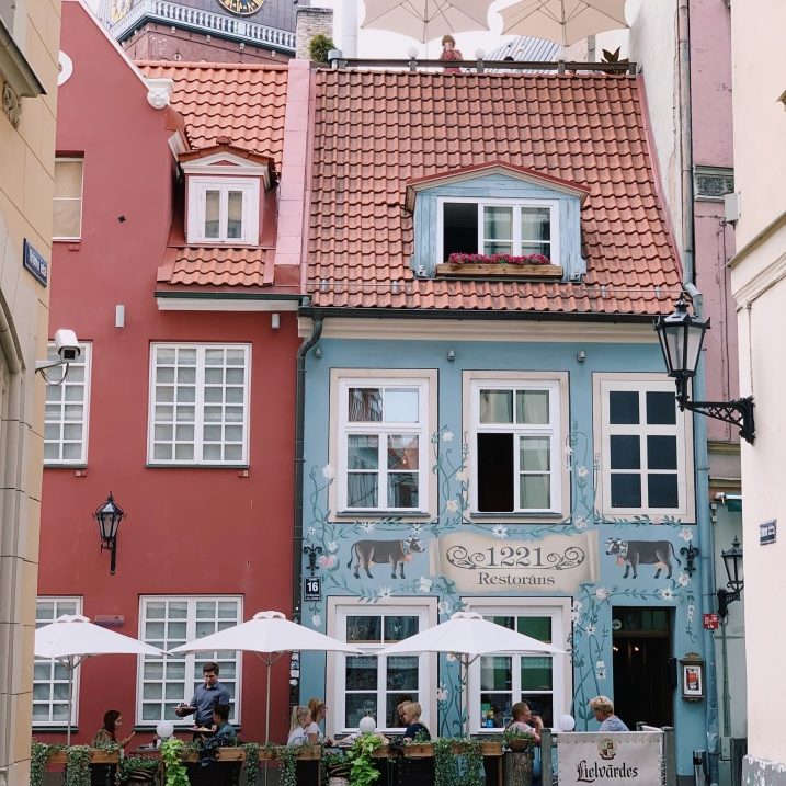travel-city-architecture-blue-house-restaurant-cafe-cow-old-town-latvia-riga_t20_B8Nye8