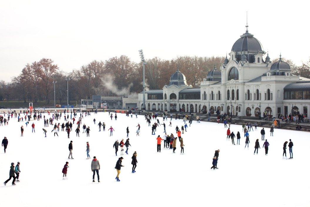 winter-winter-ice-city-life-recreation-sports-ice-skating-rink-budapest-hungary-ice-skating_t20_X269OV