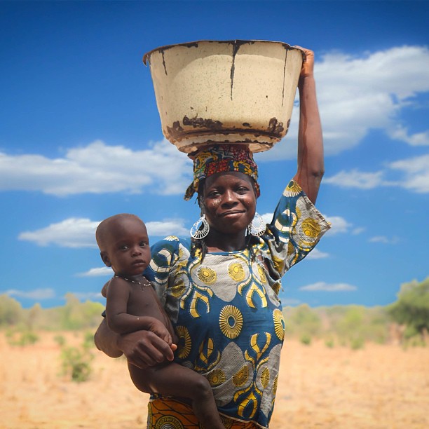 this-woman-walked-2-miles-every-day-with-her-child-to-gather-a-bucket-of-water-these-5-gallons-of-is_t20_r8pd7J