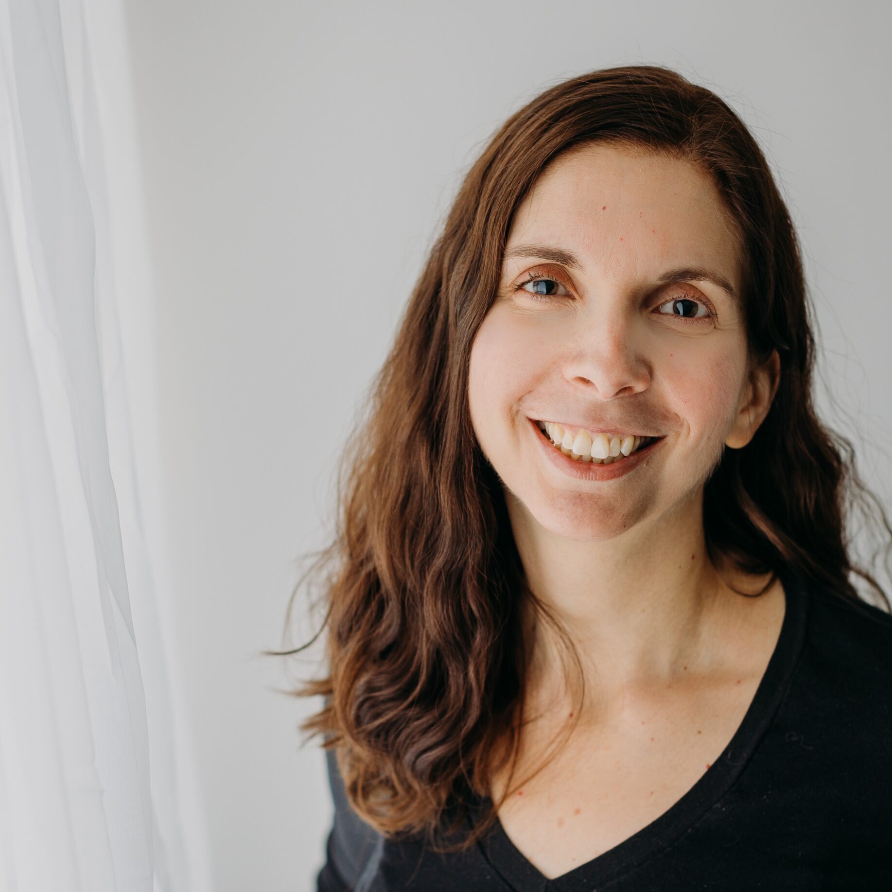 Ronit Levy Headshot – Expatsi (12-13-24)